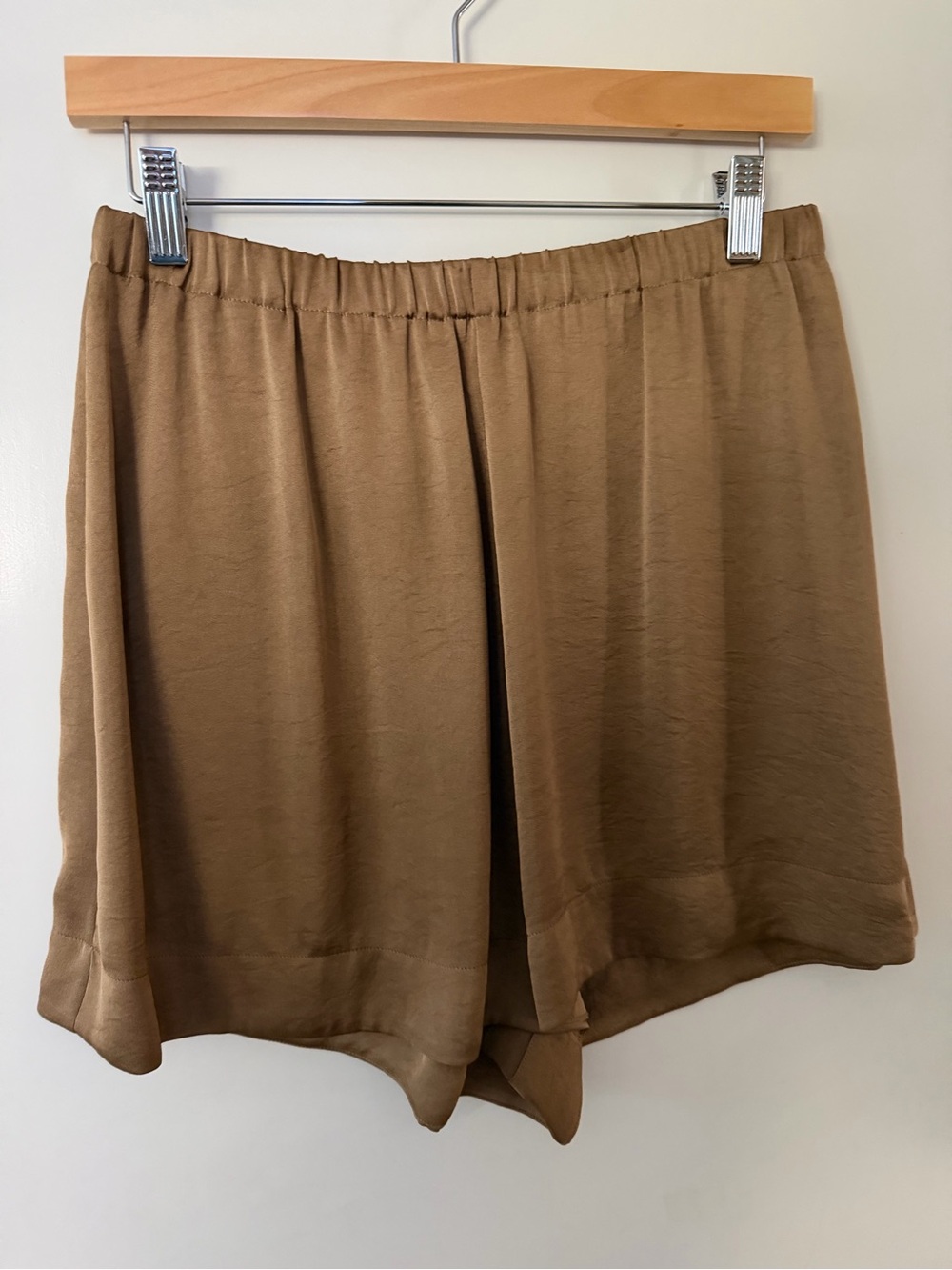 Vince Relaxed Silk-Feel Women's Shorts in Brown